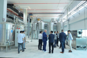 A delegation of foreign guests visits the factory